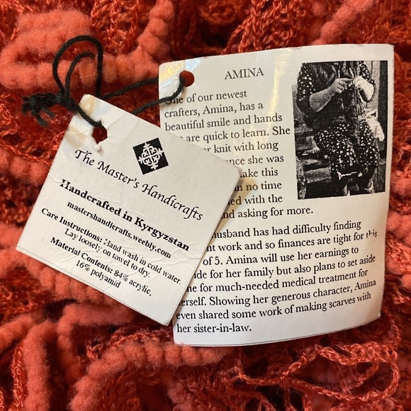 🆕 The Master’s Handicrafts Coral/Salmon Ruffle Scarf - Picture 2 of 5